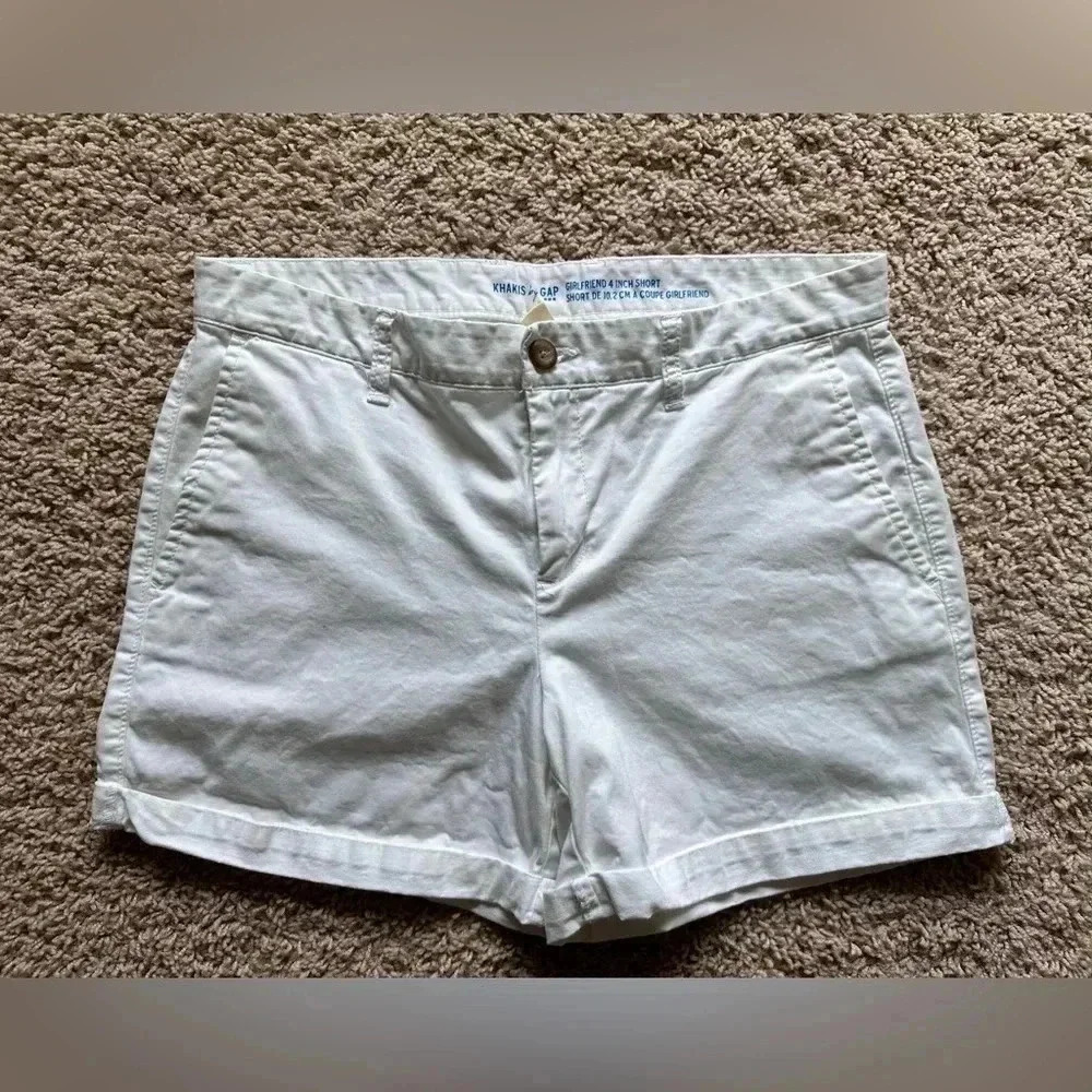 Khakis by GAP white girlfriend 4” shorts, size 6